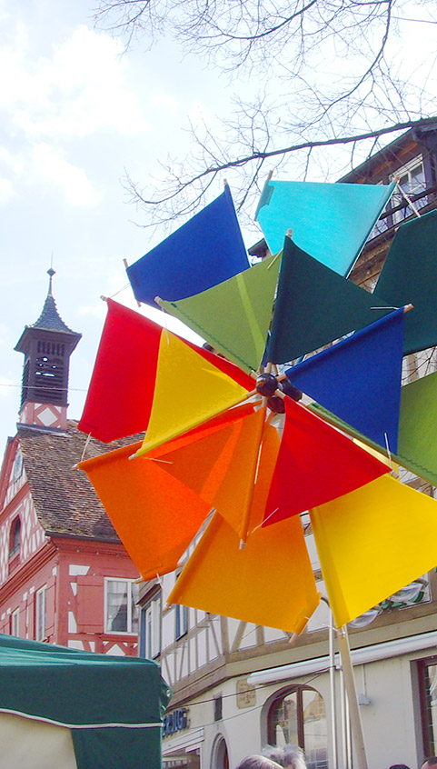 Fertiges doppeltes Windrad bereit zum Verkauf auf dem Kunsthandwerkermarkt