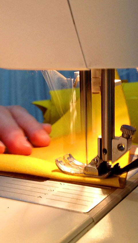 Markisenstoff wird für die Windradflügel genäht
