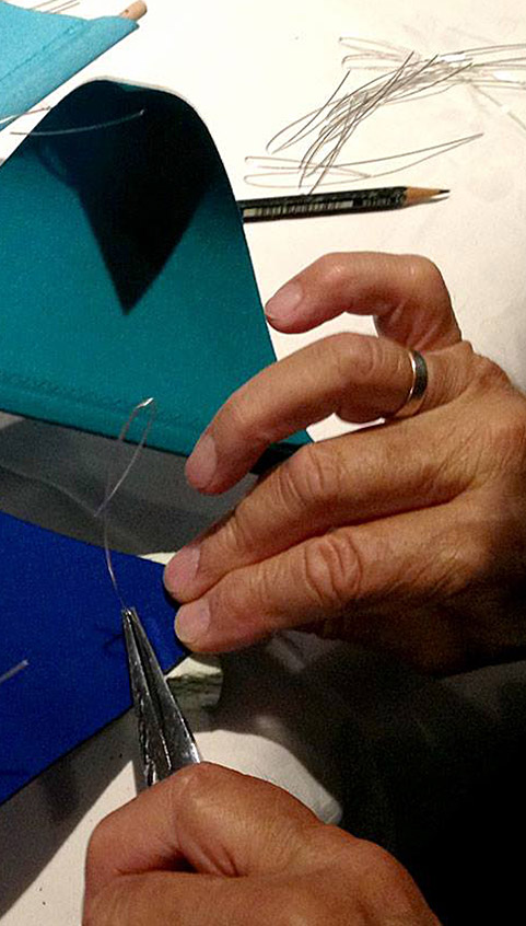 Windrad wird in Handarbeit zusammengestellt