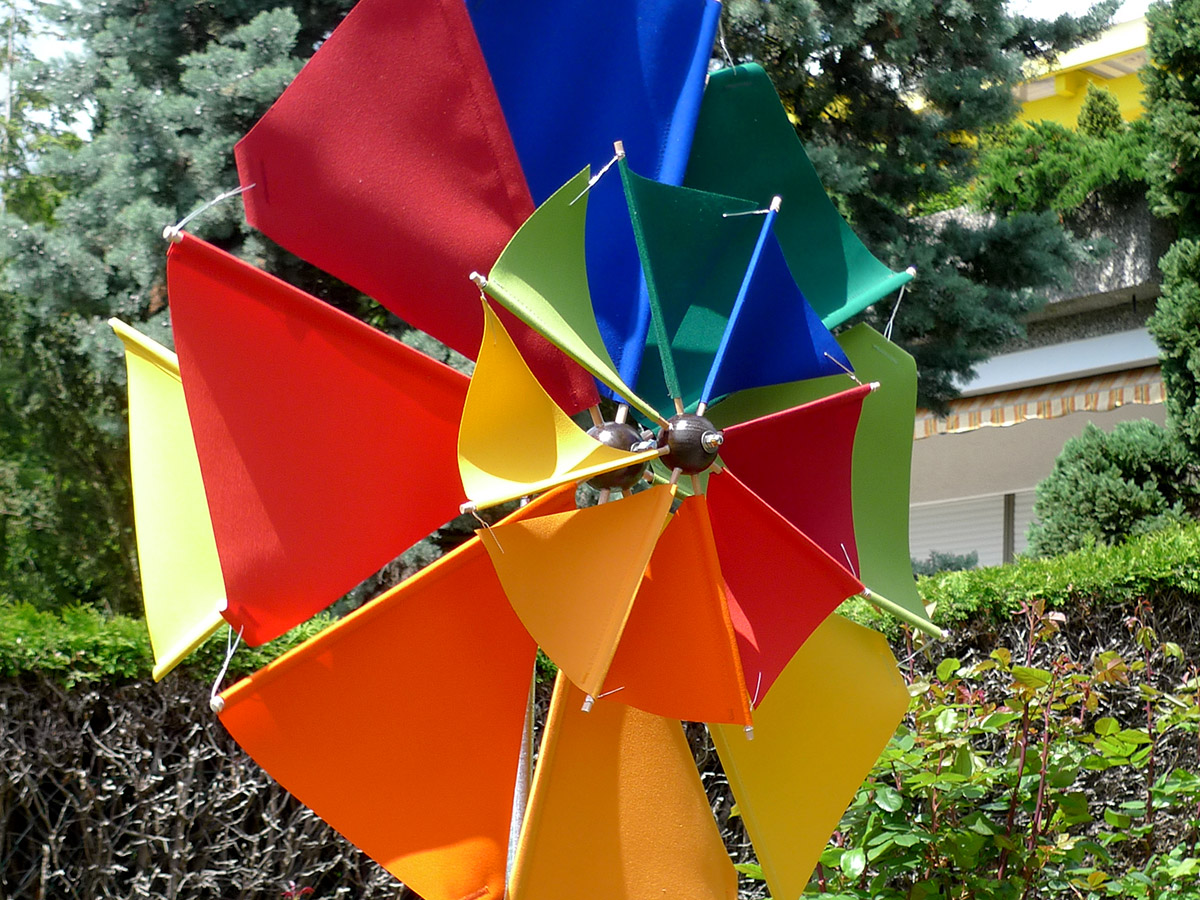 Buntes Windrad im sommerlichen Garten