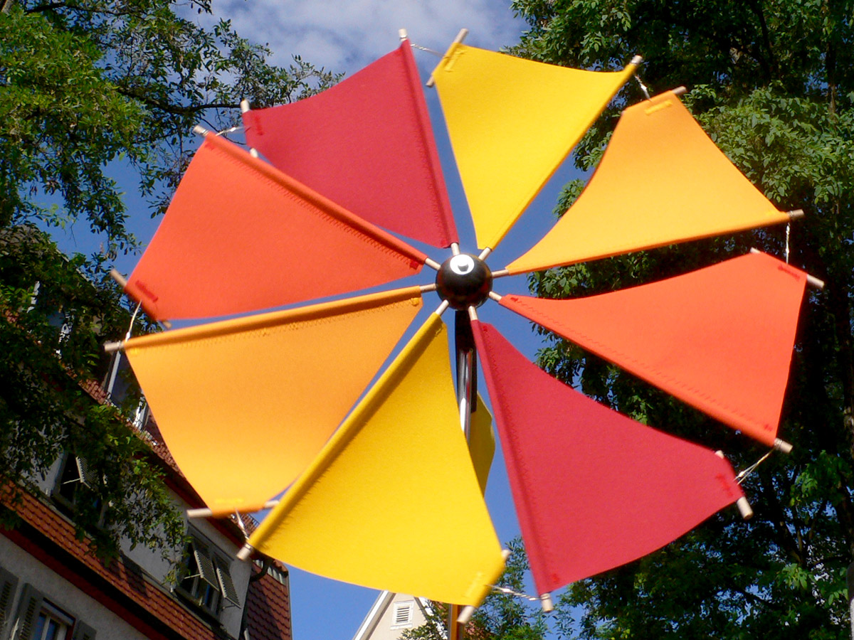 Stimmungsvolle Impression eines Windrads im Garten