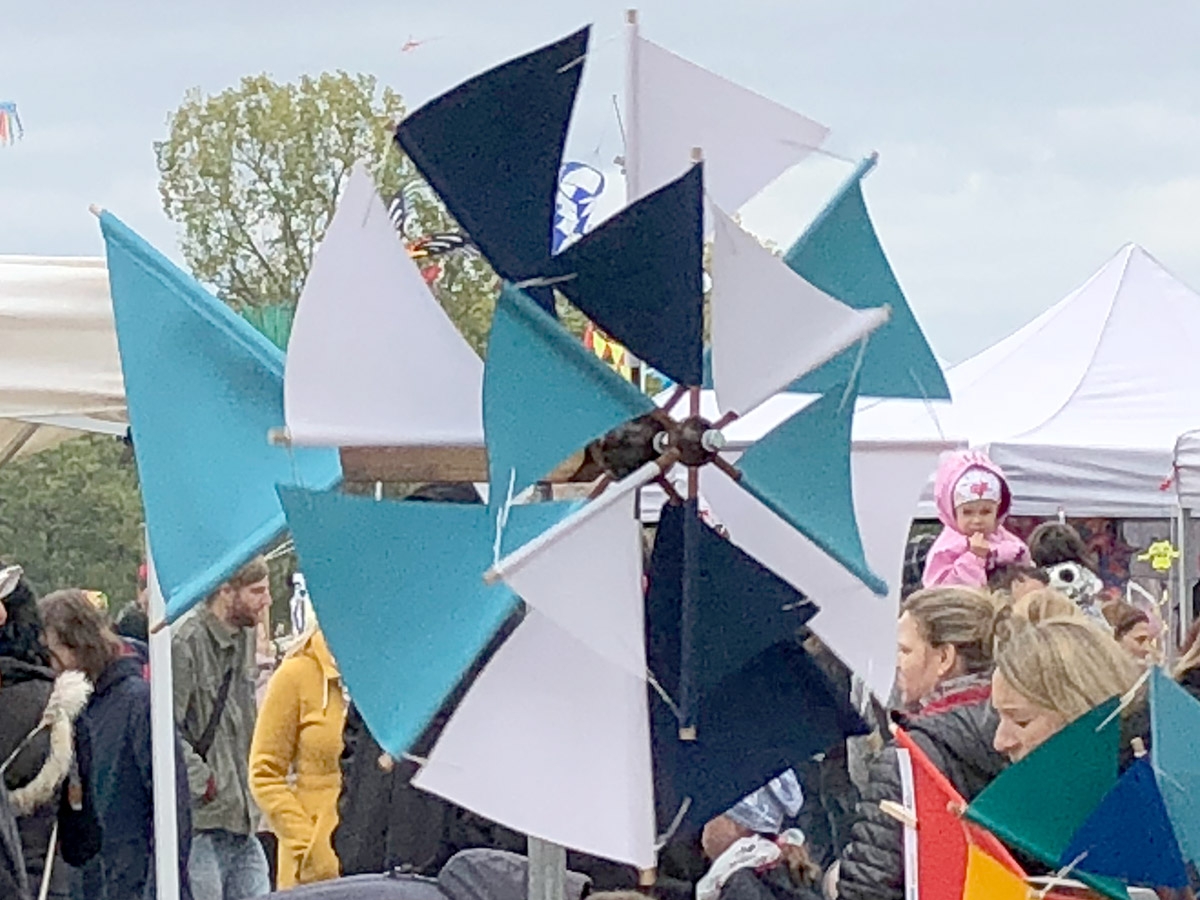Verkaufsstand von DAS WINDRAD auf einem Kunsthandwerkermarkt