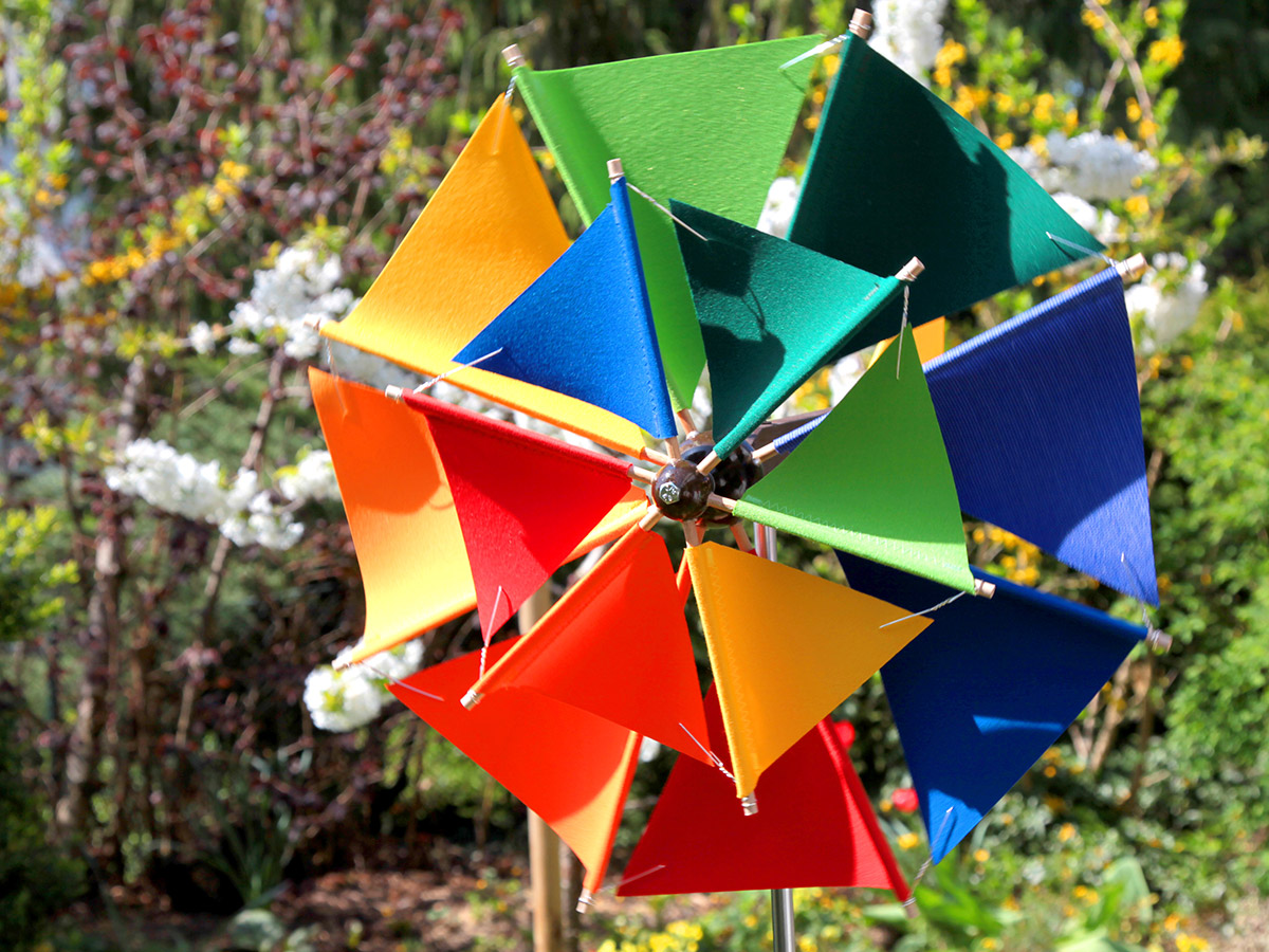 Buntes Windrad in Regenbogenfarben für den Garten – handgefertigt in Esslingen