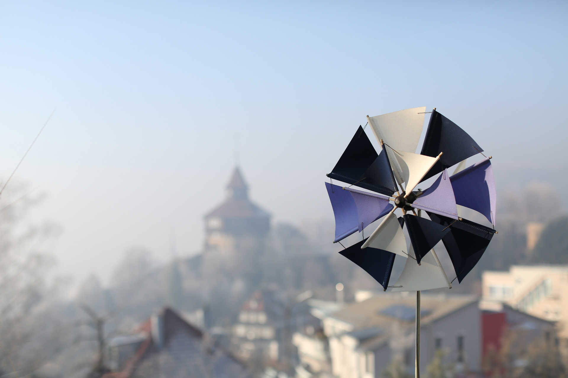 Handgefertigtes Windrad auf einer Terrasse mit Blick auf Esslingen am Neckar
