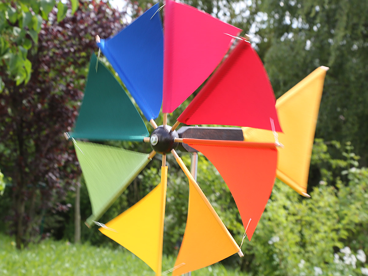 Schlichtes weißes Windrad – zeitlose Eleganz