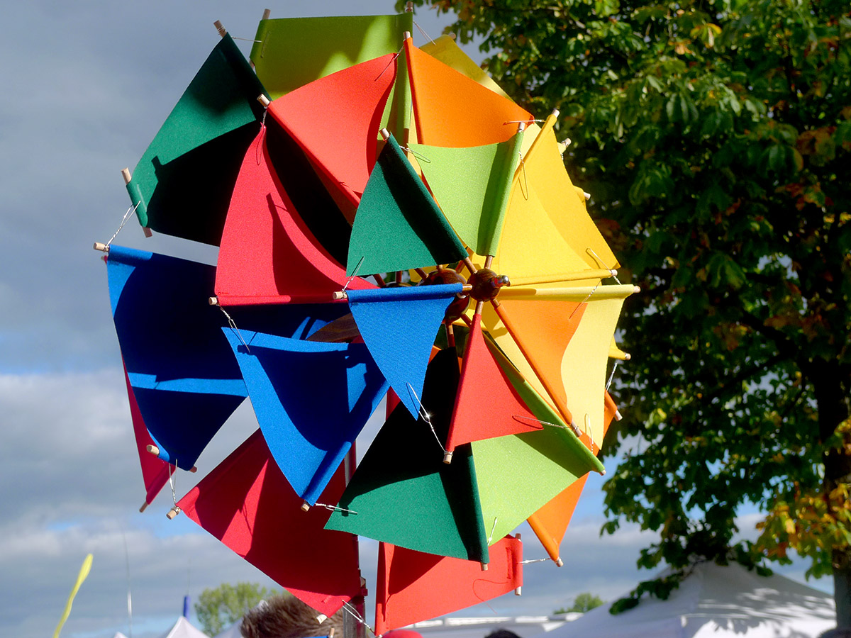 Bunte Windräder beim Drachenfest
